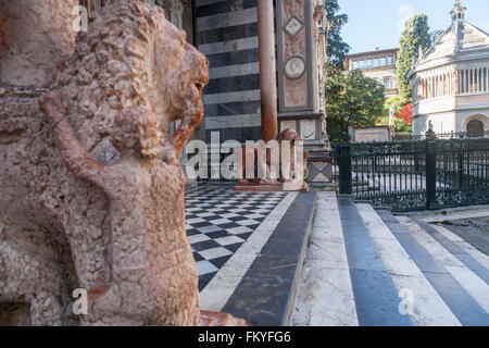 Porta de Leoni Rossi der Basilica di Santa Maria Maggiore, im Hintergrund, Battisterio, Città Alta, Bergamo, Lombardei, Italien. Stockfoto