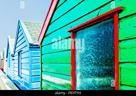 Alter und neuer blauer Strandhütten nebeneinander; Reihe von Strandhütten in Southwold Stockfoto