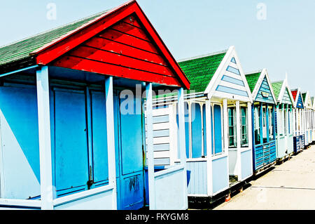 Alter und neuer blauer Strandhütten nebeneinander; Reihe von Strandhütten in Southwold Stockfoto