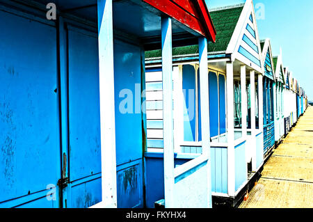 Alter und neuer blauer Strandhütten nebeneinander; Reihe von Strandhütten in Southwold Stockfoto