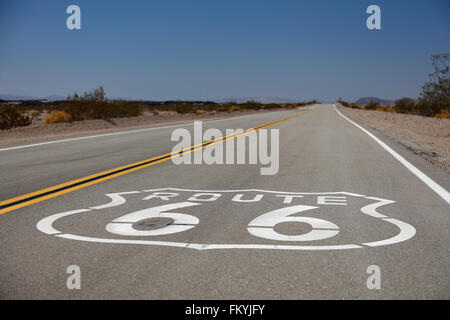 Road Route 66 in der Nähe von Nadeln, Mojave-Wüste, Kalifornien, USA Stockfoto