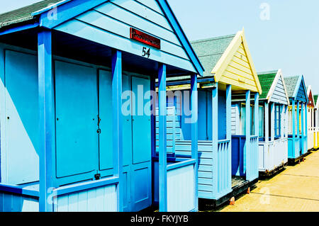 Alter und neuer blauer Strandhütten nebeneinander; Reihe von Strandhütten in Southwold Stockfoto