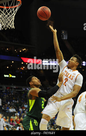 Kansas City, Missouri, USA. 10. März 2016. Texas Longhorns Wache Demarcus Holland (2) schießt einen Floater in der Spur bei den NCAA Big 12 Meisterschaft Herren-Basketball-Spiel zwischen den Texas Longhorns und der Baylor Bears im Sprint Center in Kansas City, Missouri. Kendall Shaw/CSM/Alamy Live-Nachrichten Stockfoto