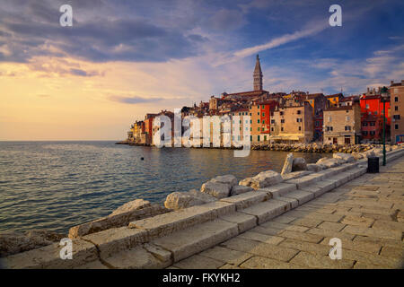 Rovinj, Kroatien. Schöne romantische Altstadt von Rovinj bei Sonnenuntergang, Halbinsel Istrien, Kroatien, Europa. Stockfoto