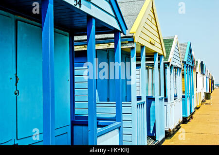 Alter und neuer blauer Strandhütten nebeneinander; Reihe von Strandhütten in Southwold Stockfoto