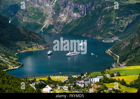 Blick vom Aussichtspunkt Flydalsjuvet auf drei Kreuzfahrtschiffe in den Geirangerfjord, Geiranger, Møre Og Romsdal, Norwegen Stockfoto