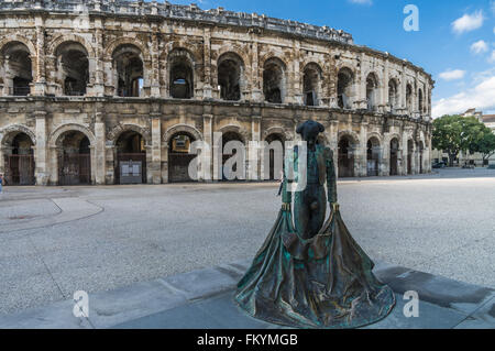 Roman Arena (Amphitheater) in Arles und Stierkämpfer Skulptur, Provence, Frankreich Stockfoto