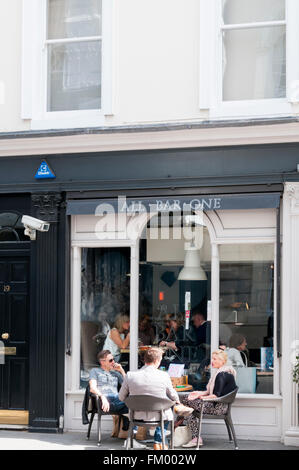 Menschen sitzen vor einem Zweig der All Bar One im Zentrum von Henrietta Street, Covent Garden, London. Stockfoto