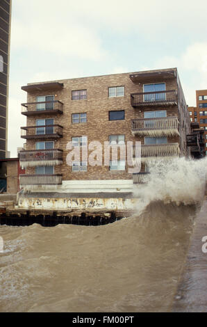 Chicago, Illinois, USA, 8. Februar 1987 gewaltiger Sturm produziert Blizzard Bedingungen in der Region der großen Seen. Nordwinde von 50 bis 70 km/h hob den Wasserspiegel des südlichen Lake Michigan zwei Füße und produziert Wellen 12 bis 18 Fuß hoch. Wellen in an der Ufermauer, die diese Wohnung und das Spray schützt erstreckt sich über das Dach Beschichtung den See zugewandten Seite des Gebäudes mit einem eisigen Glasur und Bildung von Eiszapfen, die hängen von den Balkonen Credit: Mark Reinstein Stockfoto