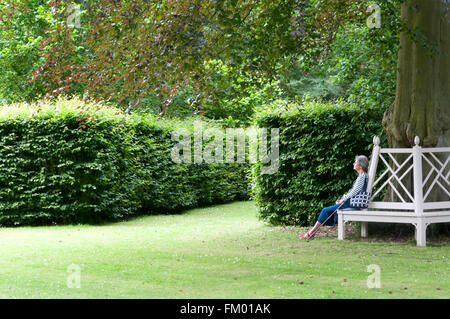 Ein Besucher entspannt auf dem Gelände des Chevening House, Kent. Stockfoto