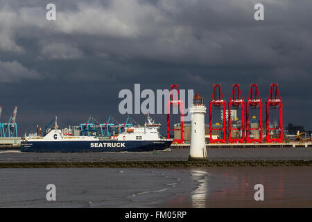 Operative Cantilever Rail-Mounted Gantry (CRMG)-Krane in Liverpool, River Mersey, Großbritannien. Seatruck Ferry Ltd, ein Güterverkehr nach N.Ireland, der Schiff an Landkrane STS halbautomatische Cantilever Rail Mounted Gantry 'Megamax' Quayside Cranes (CRMG) überführt. Liverpool 2 ist der neue Tiefwassercontainer-Terminal von Peel Ports. Das £300 Millionen-Investitionsprogramm von Peel Ports zur Erweiterung und Entwicklung des bestehenden Hafens von Liverpool wird Liverpool2 zum größten transatlantischen Tiefseehafen und Containerterminal Großbritanniens machen. Stockfoto