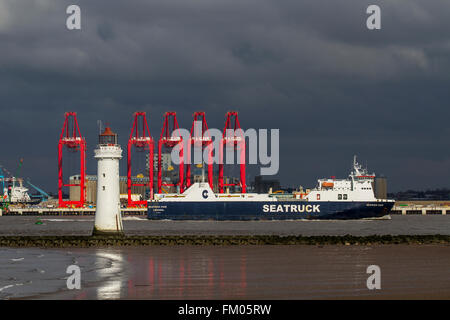 Operative Cantilever Rail-Mounted Gantry (CRMG)-Krane in Liverpool, River Mersey, Großbritannien. Seatruck Ferry Ltd, ein Güterverkehr nach N.Ireland, der Schiff an Landkrane STS halbautomatische Cantilever Rail Mounted Gantry 'Megamax' Quayside Cranes (CRMG) überführt. Liverpool 2 ist der neue Tiefwassercontainer-Terminal von Peel Ports. Das £300 Millionen-Investitionsprogramm von Peel Ports zur Erweiterung und Entwicklung des bestehenden Hafens von Liverpool wird Liverpool2 zum größten transatlantischen Tiefseehafen und Containerterminal Großbritanniens machen. Stockfoto