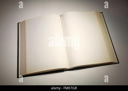 Leere weiße Seiten in ein offenes gebundenes Buch. Stockfoto