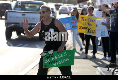 Miami, Florida, USA. 9. März 2016. BOB SENATORE aus Pembroke Pines winkt Autos außerhalb von Miami Dade College Kendall Campus vor den demokratischen Präsidentschafts-Debatte. © Mike Stocker/Sun-Sentinel/ZUMA Draht/Alamy Live-Nachrichten Stockfoto