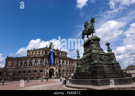 Theaterplatz mit Semperoper und die Statue von König Johann, Dresden, Sachsen, Deutschland Stockfoto