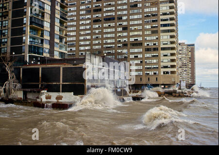 Chicago, Illinois, USA, 8. Februar 1987 gewaltiger Sturm produziert Blizzard Bedingungen in der Region der großen Seen. Nordwinde von 50 bis 70 km/h hob den Wasserspiegel des südlichen Lake Michigan zwei Füße und produziert Wellen 12 bis 18 Fuß hoch, hier gesehen, die Dämme der Eigentumswohnungen Misshandlung und beschichten sie mit Eis bis zur 3. Etage.  Bildnachweis: Mark Reinstein Stockfoto