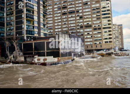 Chicago, Illinois, USA, 8. Februar 1987 gewaltiger Sturm produziert Blizzard Bedingungen in der Region der großen Seen. Nordwinde von 50 bis 70 km/h hob den Wasserspiegel des südlichen Lake Michigan zwei Füße und produziert Wellen 12 bis 18 Fuß hoch, hier gesehen, die Dämme der Eigentumswohnungen Misshandlung und beschichten sie mit Eis bis zur 3. Etage.  Bildnachweis: Mark Reinstein Stockfoto