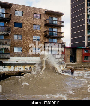 Chicago, Illinois, USA, 8. Februar 1987 gewaltiger Sturm produziert Blizzard Bedingungen in der Region der großen Seen. Nordwinde von 50 bis 70 km/h hob den Wasserspiegel des südlichen Lake Michigan zwei Füße und produziert Wellen 12 bis 18 Fuß hoch, hier gesehen, die Dämme der Eigentumswohnungen Misshandlung und beschichten sie mit Eis bis zur 3. Etage.  Bildnachweis: Mark Reinstein Stockfoto