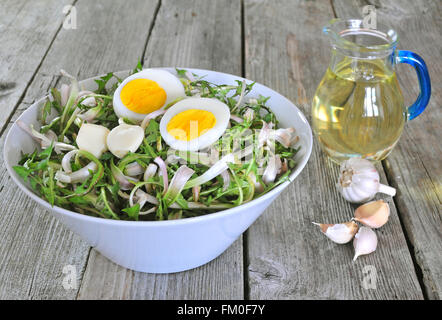 Frischer Löwenzahn Salat mit gekochten Eiern und Knoblauch Stockfoto