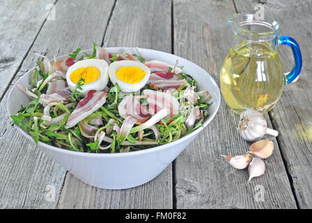 Frischer Löwenzahn Salat mit gekochten Eiern und Speck Stockfoto
