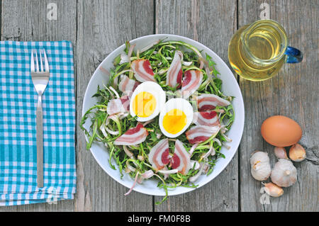 Frischer Löwenzahn Salat mit gekochten Eiern und Speck Stockfoto