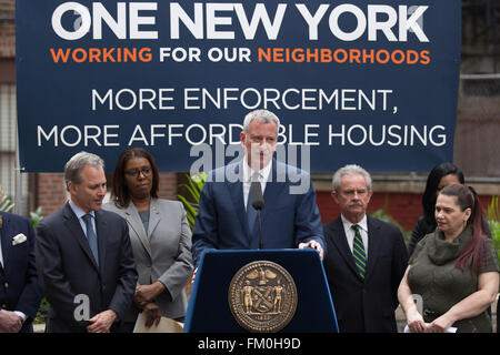 New York, USA. 10. März 2016. MAYOR DE BLASIO und ATTORNEY GENERAL SCHNEIDERMAN verkünden, dass $ 10 Millionen von Steuer-Programm Durchgreifen neue erschwinglichem Wohnraum für Hunderte von Familien anspornen. Photo Credit Louise Wateridge Credit: Louise Wateridge/ZUMA Draht/Alamy Live-Nachrichten Stockfoto