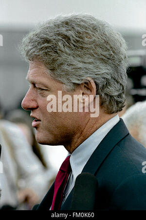 Richmond, Virginia, USA, 16. Oktober 1992 Präsidentschafts Kandidat Gouverneur von Arkansas William Clinton beantwortet Reporter am Flughafen Richmond Virginia am Tag nach der Debatte vor dem Start des letzten Schwung der Kampagne.  Bildnachweis: Mark Reinstein Stockfoto