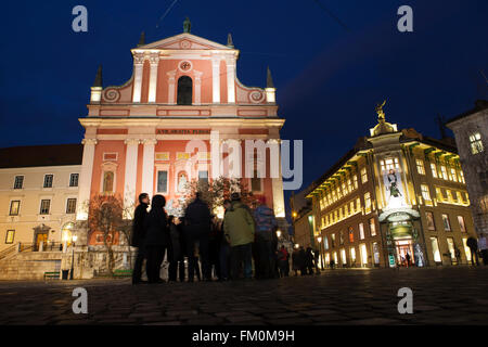 Menschen auf Prešeren Platz außerhalb der Franziskaner-Kirche der Mariä Verkündigung in Ljubljana, Slowenien. T Stockfoto