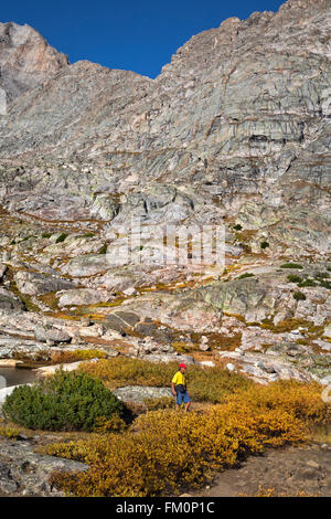 WY01264-00... WYOMING - Wanderer im Upper Titcomb Basin Teil der Wind River Range in die Bridger Wilderness Area. Stockfoto