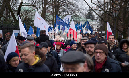 Warschau, Polen. 10. März 2016. Menschen nehmen Teil an einer Demonstration organisiert von polnischen Razem Partei und polnischen Komitees für die Verteidigung der Demokratie (KOD) Aufruf der polnische Ministerpräsident Beata Szydlo Verfassungsgericht Urteil im Amt des Premierministers am 10. März 2016 in Warschau zu veröffentlichen. Bildnachweis: MW/Alamy Live-Nachrichten Stockfoto