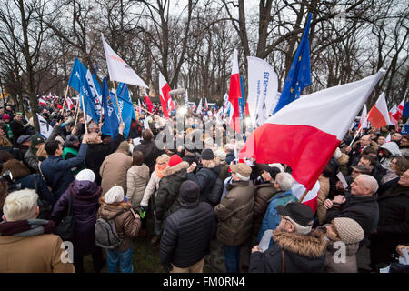 Warschau, Polen. 10. März 2016. Menschen nehmen Teil an einer Demonstration organisiert von polnischen Razem Partei und polnischen Komitees für die Verteidigung der Demokratie (KOD) Aufruf der polnische Ministerpräsident Beata Szydlo Verfassungsgericht Urteil im Amt des Premierministers am 10. März 2016 in Warschau zu veröffentlichen. Bildnachweis: MW/Alamy Live-Nachrichten Stockfoto