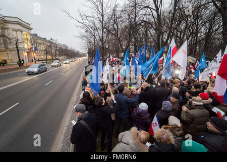 Warschau, Polen. 10. März 2016. Menschen nehmen Teil an einer Demonstration organisiert von polnischen Razem Partei und polnischen Komitees für die Verteidigung der Demokratie (KOD) Aufruf der polnische Ministerpräsident Beata Szydlo Verfassungsgericht Urteil im Amt des Premierministers am 10. März 2016 in Warschau zu veröffentlichen. Bildnachweis: MW/Alamy Live-Nachrichten Stockfoto