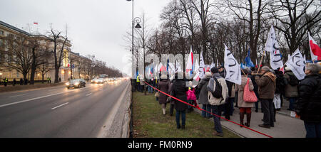 Warschau, Polen. 10. März 2016. Menschen nehmen Teil an einer Demonstration organisiert von polnischen Razem Partei und polnischen Komitees für die Verteidigung der Demokratie (KOD) Aufruf der polnische Ministerpräsident Beata Szydlo Verfassungsgericht Urteil im Amt des Premierministers am 10. März 2016 in Warschau zu veröffentlichen. Bildnachweis: MW/Alamy Live-Nachrichten Stockfoto