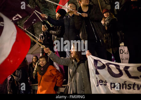 Warschau, Polen. 10. März 2016. Menschen nehmen Teil an einer Demonstration organisiert von polnischen Razem Partei und polnischen Komitees für die Verteidigung der Demokratie (KOD) Aufruf der polnische Ministerpräsident Beata Szydlo Verfassungsgericht Urteil im Amt des Premierministers am 10. März 2016 in Warschau zu veröffentlichen. Bildnachweis: MW/Alamy Live-Nachrichten Stockfoto