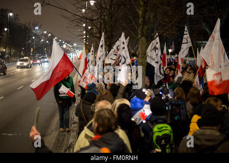 Warschau, Polen. 10. März 2016. Menschen nehmen Teil an einer Demonstration organisiert von polnischen Razem Partei und polnischen Komitees für die Verteidigung der Demokratie (KOD) Aufruf der polnische Ministerpräsident Beata Szydlo Verfassungsgericht Urteil im Amt des Premierministers am 10. März 2016 in Warschau zu veröffentlichen. Bildnachweis: MW/Alamy Live-Nachrichten Stockfoto