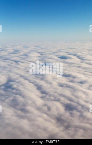 Über den Wolken Blick aus dem Flugzeugfenster Stockfoto