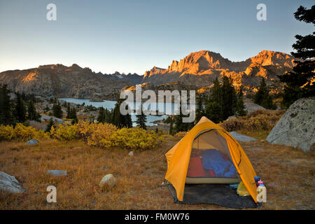 WYOMING - Campingplatz mit Blick auf See Insel und bis ins Titcomb Becken in die Bridger Wilderness Area der Wind River Range. Stockfoto