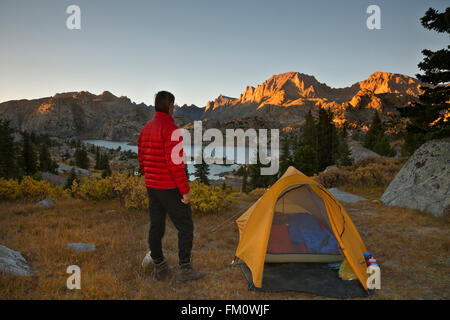 WYOMING - Abend am Campingplatz mit Blick auf See Insel und bis ins Titcomb Becken in Bridger Wilderness Area der Wind River Range. Stockfoto