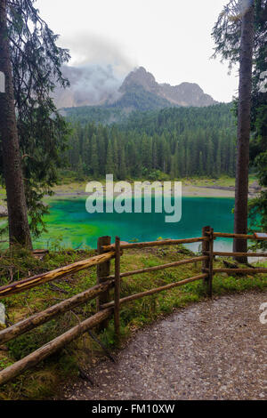 Die erstaunlichen Farben des Wassers von den Karersee, im Trentino, an einem regnerischen Tag Stockfoto