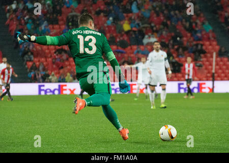 Bilbao, Spanien. 10. März 2016. Iago Herrerin (Torwart, Athletic Club) bereitet sich auf den Ball beim Fußballspiel der Runde der letzten 16 des UEFA Europa League zwischen Athletic Club und Valencia CF im San Mames Stadion am 10. März 2016 in Bilbao, Spanien erschossen. Bildnachweis: David Gato/Alamy Live-Nachrichten Stockfoto