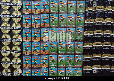 Guinness-Werbung Werbung Kühlschrank-Magnete auf Verkauf innen Guinness Storehouse, Dublin, Irland Stockfoto