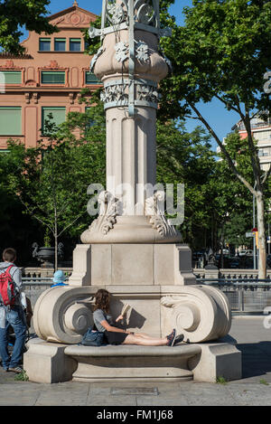 Junge Frau liest buchen am Passeig de Lluís Companys in Sant Pere, Santa Caterina la Ribera, Ciutat Vella, Barcelona, Spanien Stockfoto