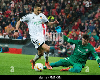 Bilbao, Spanien. 10. März 2016. Iago Herrerin (Torwart, Athletic Club) kann nicht aufhören, ein Shooting von Rodrigo Moreno (vorwärts, Valencia CF) während der Fußball-Spiel der Runde der letzten 16 des UEFA Europa League zwischen Athletic Club und Valencia CF in San Mames Stadion am 10. März 2016 in Bilbao, Spanien. Bildnachweis: David Gato/Alamy Live-Nachrichten Stockfoto