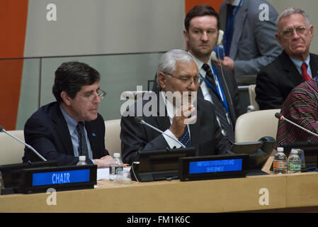 New York, Vereinigte Staaten von Amerika. 10. März 2016. Gerechtigkeit Abdul Rasheed Rashid der afghanischen Supreme Court antwortet auf eine Frage. Die Vereinten Nationen zur Bekämpfung des Terrorismus Ausschusses Exekutivdirektorium veranstaltete eine spezielle offene Unterrichtung über "Die effektive Jurierung des Terrorismus Fälle," mit hochrangigen Juristen und Rechtsexperten weltweit im UN-Hauptquartier einschließlich US Supreme Court Associate Justice Stephen Breyer. Bildnachweis: Albin Lohr-Jones/Pacific Press/Alamy Live-Nachrichten Stockfoto