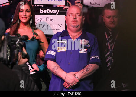 Capital FM Arena, Nottingham, UK. 10. März 2016. Betway PDC Premier League Darts. Nacht 6. Robert Thornton betritt die Arena, um Phil Taylor Credit spielen: Action Plus Sport/Alamy Live News Stockfoto