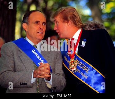 NYC Bürgermeister Rudy Giuliani (L) und Real Estate Developer Donald Trump (R) bei der Überprüfung stehen in der 42. jährlichen Steuben Day Parade am 18. September 1999. Herr Trump, der Grand Marshal war, wurde vorgeschlagen, als ein möglicher Kandidat für Vice President in der Reformpartei, ausgeführt mit Pat Buchanan und Bürgermeister Giuliani ist ein Kandidat für den Senat in der Rpublican Partei.  (© Richard B. Levine) Stockfoto