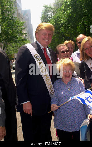 Immobilien-Mogul Donald Trump (L) ist von Dr. Ruth Westheimer (R) am 23. Mai 2004 beigetreten, wie er als Grand Marshal in der 40. jährliche Salute Israel Parade auf der Fifth Avenue marschiert Das Thema der diesjährigen Parade besuchte Israel, dem Bemühen, die schlaffe Wirtschaft des Landes aufgrund der anhaltenden palästinensischen Terrorismus zu beleben. (© Richard B. Levine) Stockfoto