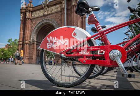 Viu Bicing Bike-sharing-System in der Nähe von triumphal Bogen Arc de Triomf am Passeig de Lluís Companys, Barcelona, Spanien Stockfoto