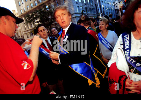 Immobilien-Entwickler Donald Trump erhält eine zeremonielle Medaille vor marschieren als Grand Marshal in der 42. jährlichen Steuben Day Parade am 18. September 1999. Donald Trump besitzt erhebliche Immobilien in New York City und in Atlantic City und wird von der New York State Lobbying Commission für illegale Lobbyarbeit versuchen untersucht Gesetzgebung in Albany im Zusammenhang mit Casino zu töten. (© Richard B. Levine) Stockfoto