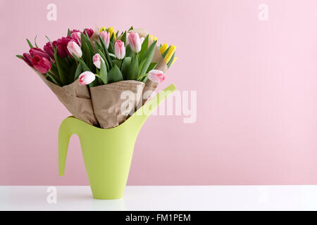Frühlings-Tulpen in einer Gießkanne Stockfoto